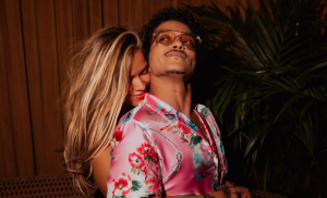 la estrella colombiana mostró una complicidad única con Bruno Mars, donde se les observa abrazados