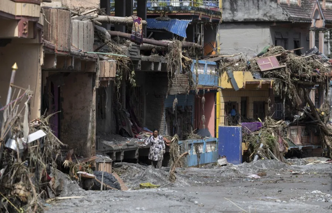 Viviendas permanecen rodeadas de lodo y escombros en una de las zonas afectadas en Nepal. Foto: EFE.