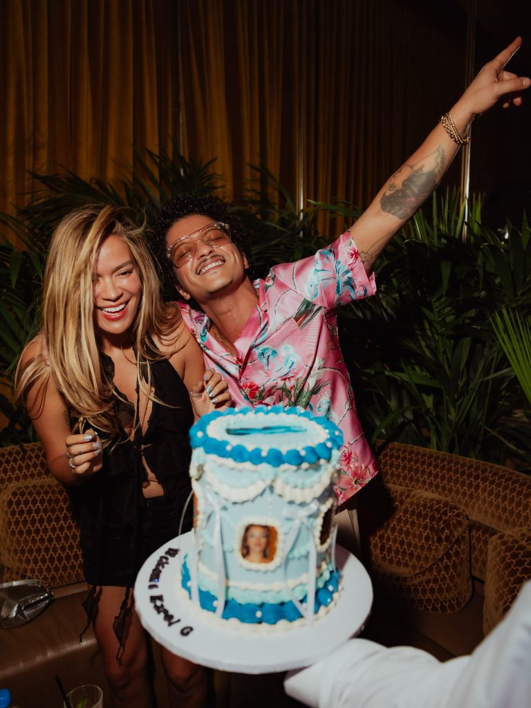 Entre los detalles más comentados destaca una tarta decorada con el nombre del tour que realiza actualmente la cantante.