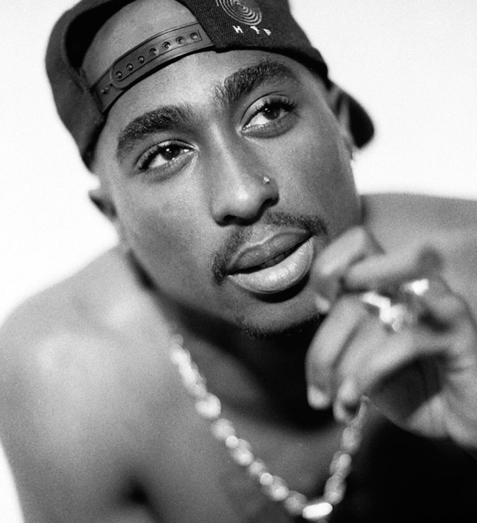 Tupac Shakur murió a los 25 años tras recibir cuatro disparos en un tiroteo en Las Vegas.