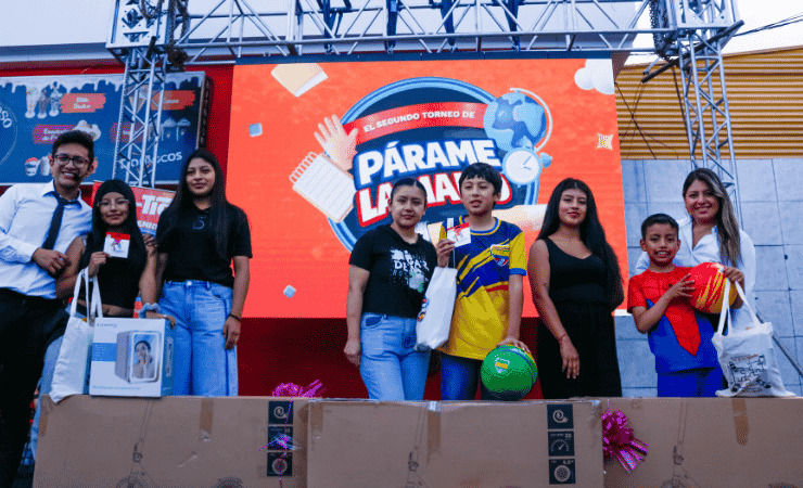 En este espacio, 30 niños compitieron activamente y recibieron kits escolares completos