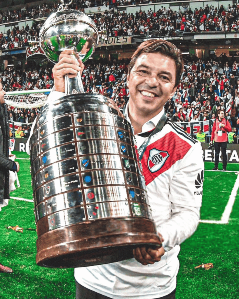 El técnico argentino construyó su prestigio internacional durante su exitoso paso por River Plate