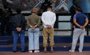 la estructura criminal llegó al extremo de reproducir la huella dactilar de Rexhepi en un guante de látex