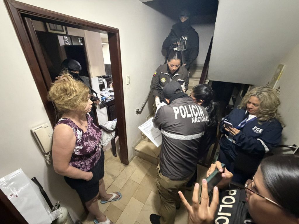 los ocho detenidos enfrentan cargos por delincuencia organizada, fraude procesal, falsificación de documentos, suplantación de identidad y perjurio.