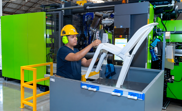 la adopción de tecnología solar permite a la industria disminuir significativamente el uso de energía proveniente de fuentes contaminantes