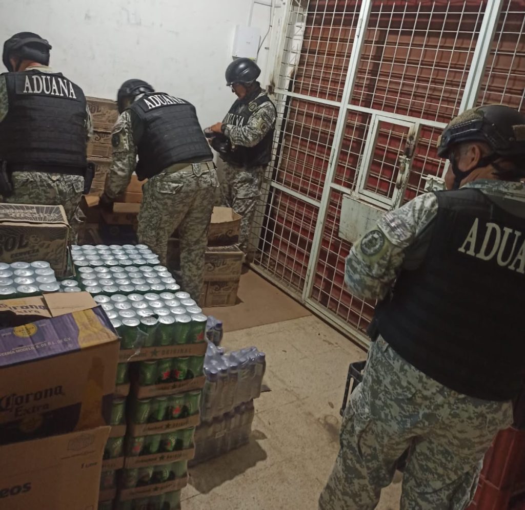 La policía retiró 165 cajas de cerveza ilegal ocultas en una bodega en Manta.