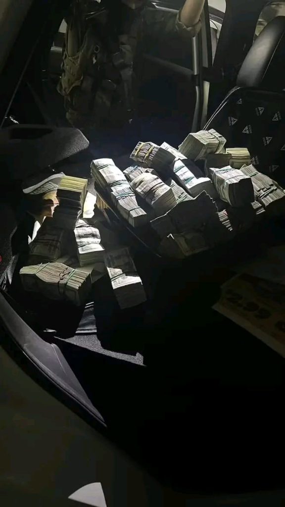 Efectivos del Ejército Ecuatoriano incautaron 250.000 dólares en efectivo durante una operación militar ejecutada en el sector de La Garzota