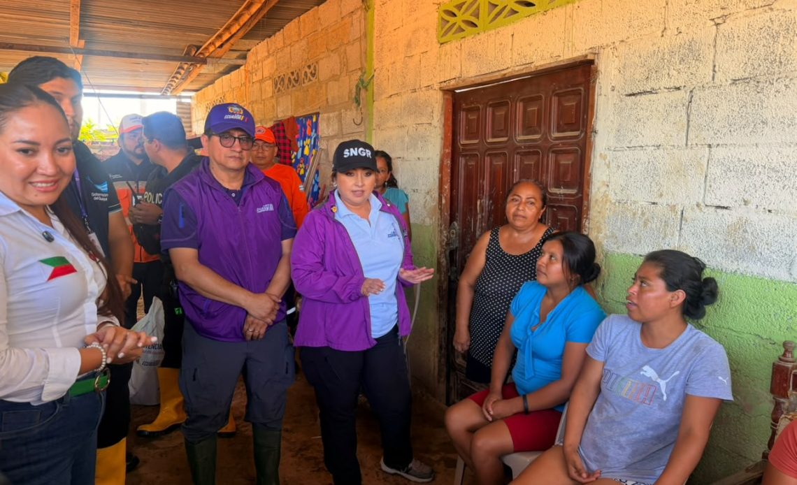Carolina Lozano Haro, encabezó los recorridos por sectores críticos como Balao, el recinto Cien Familias y la zona de El Tránsito en Jujan.