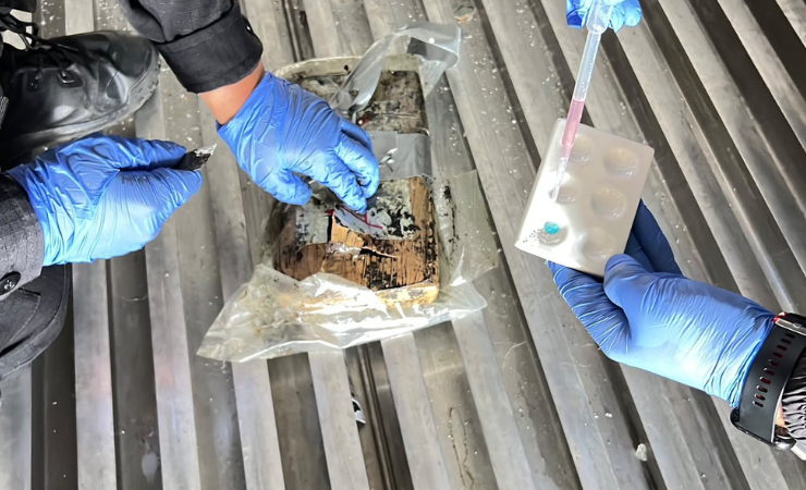 los uniformados descubrieron 37 paquetes de cocaína camuflados en los paneles internos de la estructura.