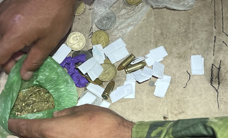 Se decomisaron armas de fuego, municiones de diverso calibre, sustancias sujetas a fiscalización, equipos de comunicación y billetes falsos.