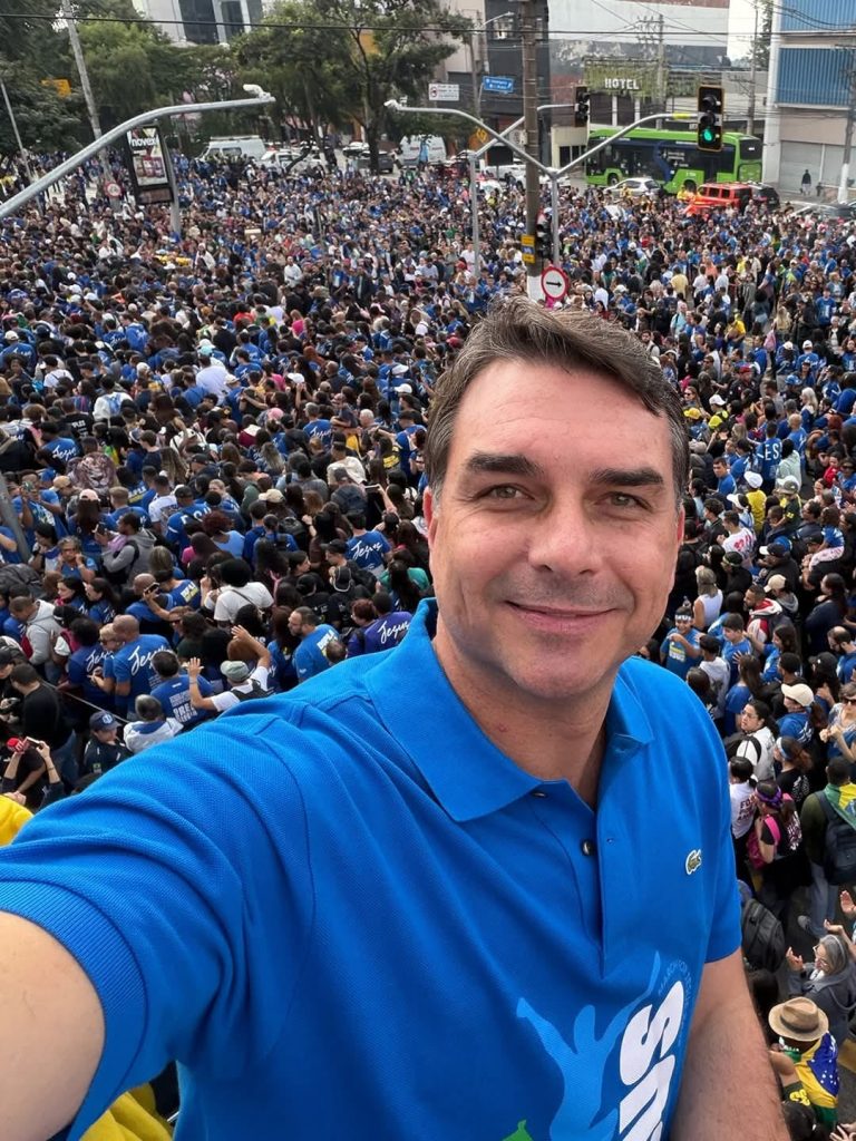 Flávio Bolsonaro celebró el respaldo de casi 56 millones de votante