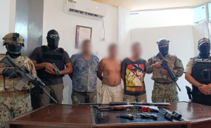 los uniformados aprehendieron a tres sujetos con un amplio historial delictivo.