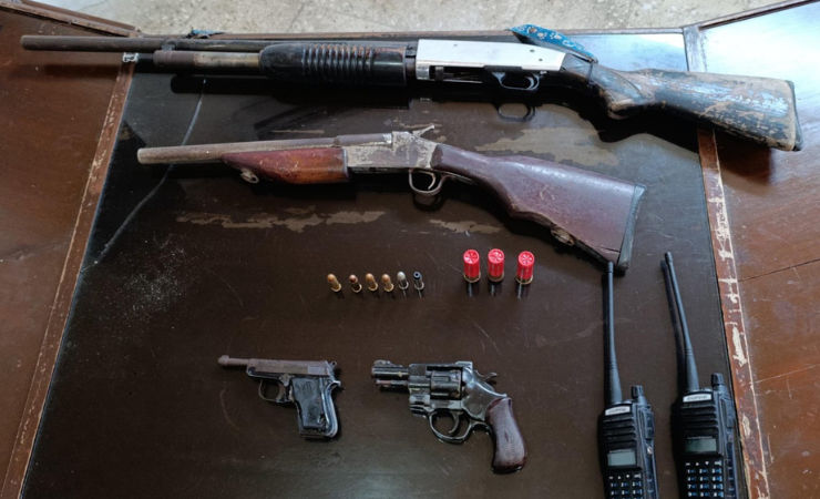 Los agentes decomisaron cuatro armas de fuego junto con sus respectivas municiones. 