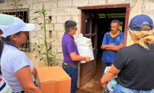 se entregó cerca de 1.000 bienes humanitarios en Esmeraldas y 212 kits de ayuda en el cantón Las Naves, provincia de Bolívar.