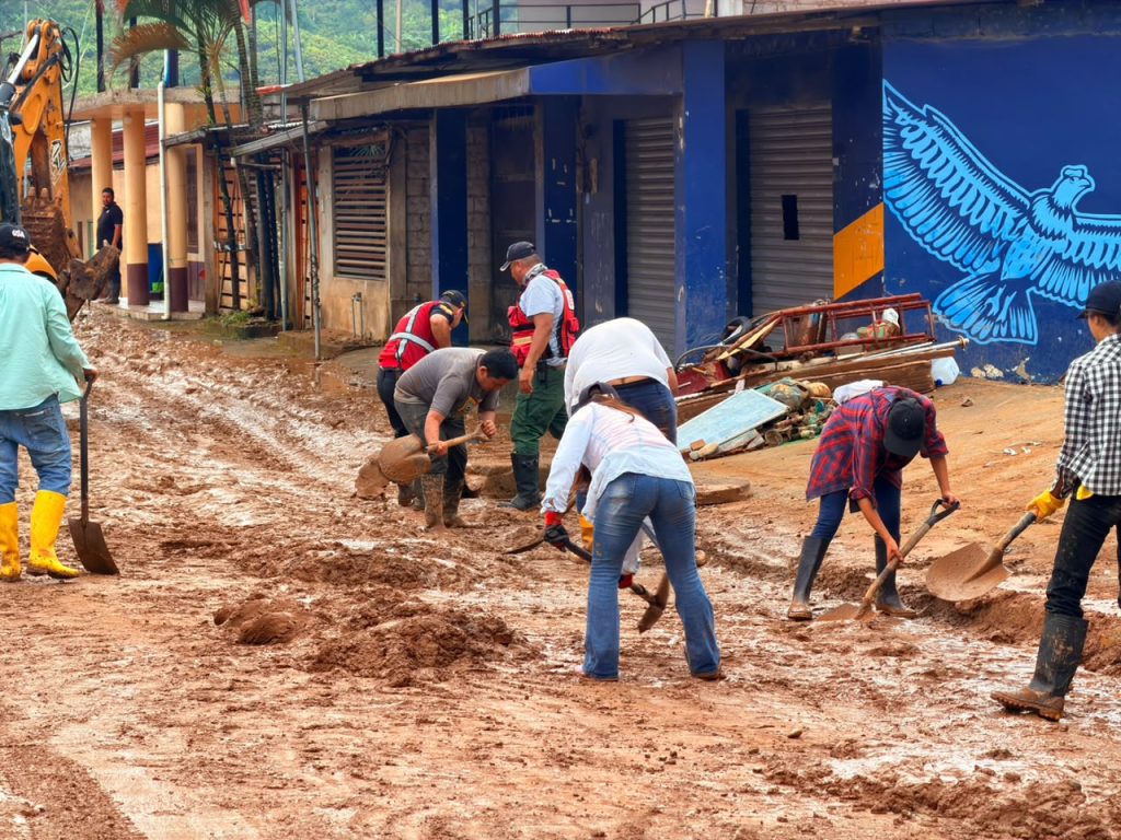 Los equipos técnicos ejecutaron mingas de limpieza en viviendas y vías públicas.