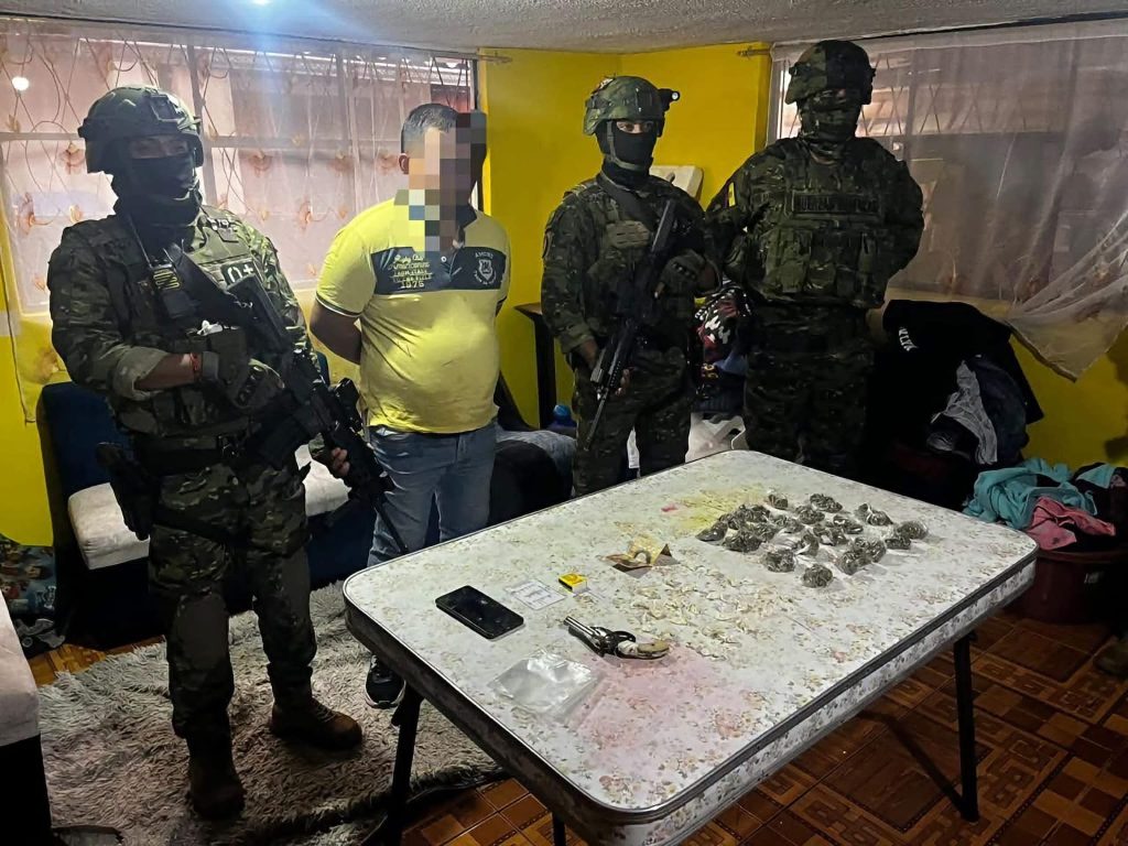 Los uniformados inspeccionaron la vivienda utilizada para el acopio de alcaloides y decomisaron varios elementos.