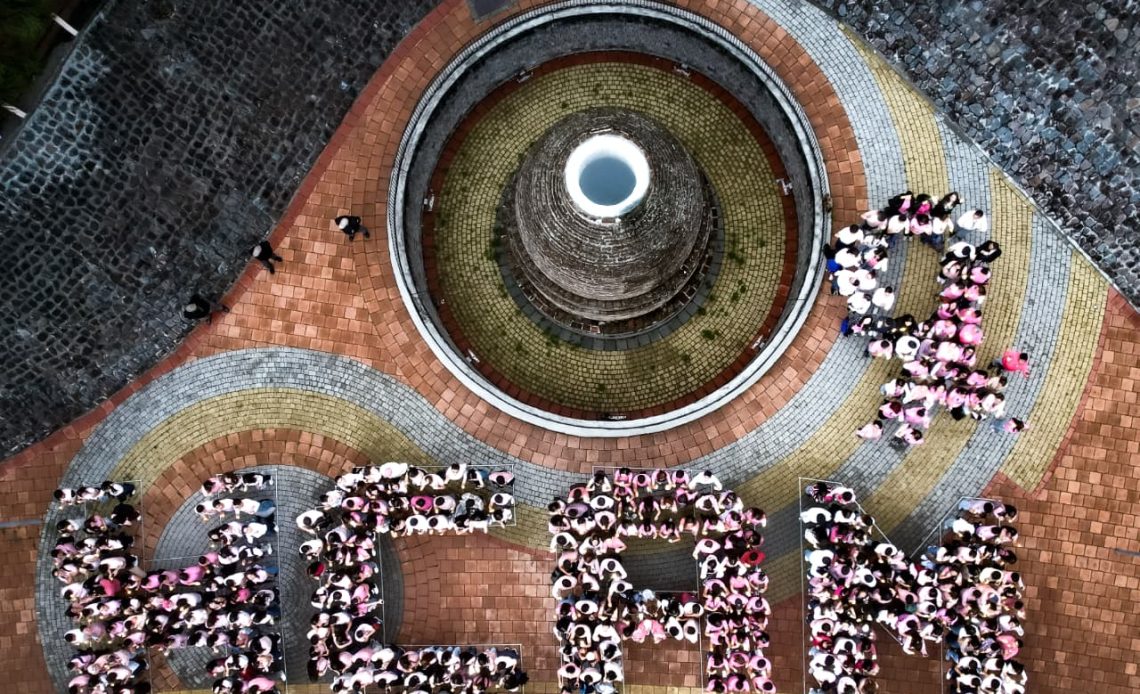 Cerca de 390 personas se congregaron en el icónico monumento para conformar un lazo humano gigante y recrear las siglas del HCAM.