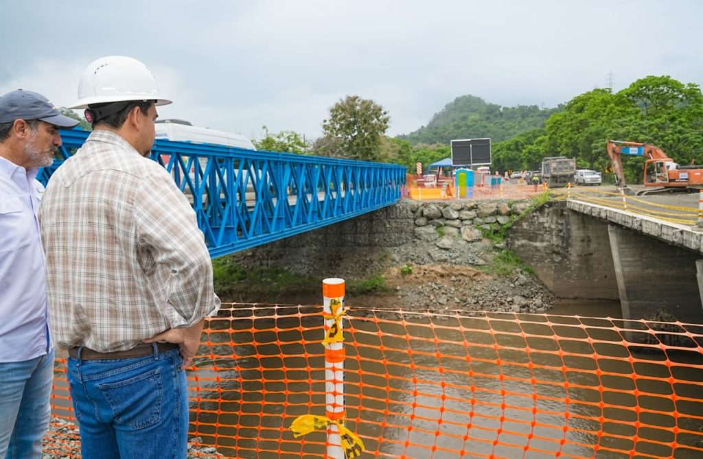 las autoridades sugieren tomar el desvío por la ruta Redondel Virgen de Fátima - El Triunfo - La Troncal - Puerto Inca.