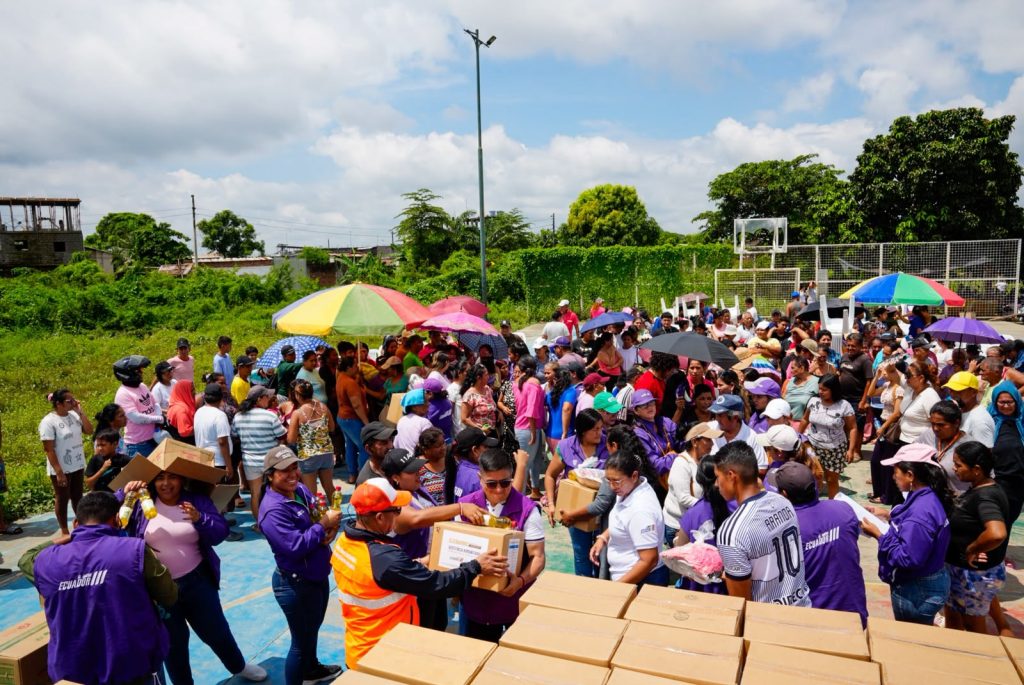 En Milagro, los brigadistas entregaron 300 kits de asistencia a igual número de familias.