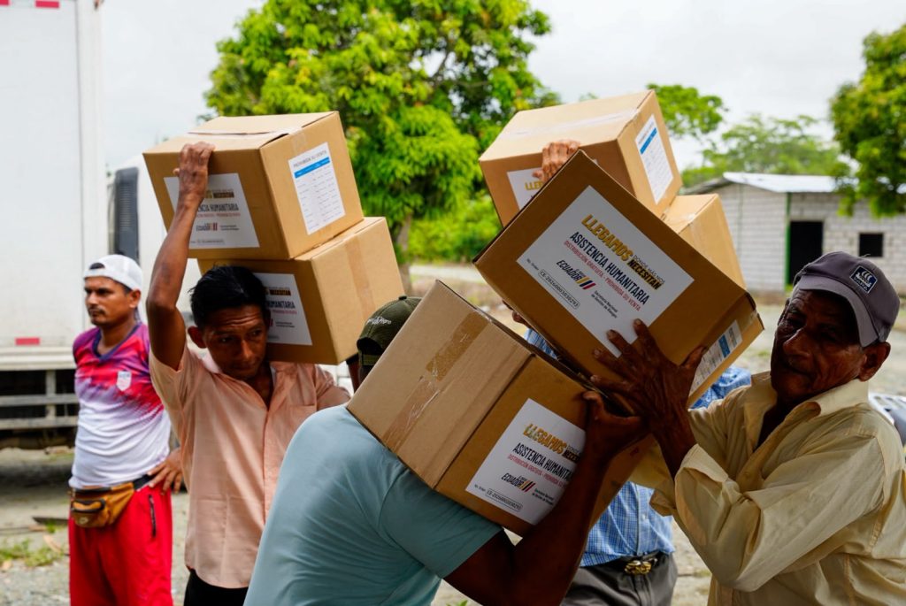 las brigadas acudieron a los cantones El Guabo y Pasaje, en El Oro, para distribuir alimentos, vajillas e insumos de higiene