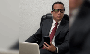 Leonardo Toledo cobró relevancia pública tras asumir la defensa técnica de Mayra Salazar