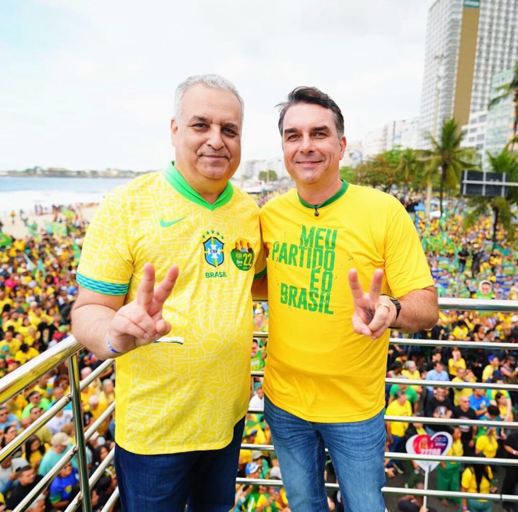 El senador brasileño Flávio Bolsonaro abandonó Brasil a pesar de mantener una restricción judicial para salir del país.