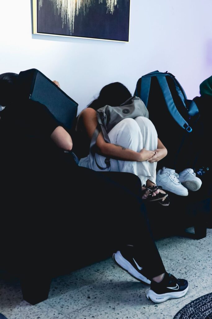 los agentes hallaron seis habitaciones adaptadas, cinco mujeres en el sitio y dinero en efectivo.