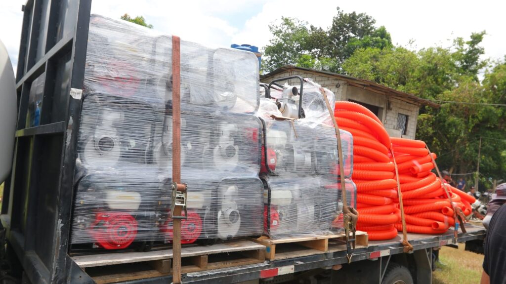 el Ejecutivo ha entregado 775 bombas de agua a motor en seis provincias del país desde el pasado 23 de octubre